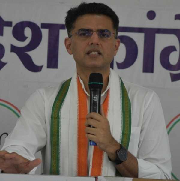 सचिन पायलट ने हिरासत में लिए जाने के अगले दिन कहा : देश देख रहा है सचिन पायलट ने हिरासत में लिए जाने के अगले दिन कहा : देश देख रहा है